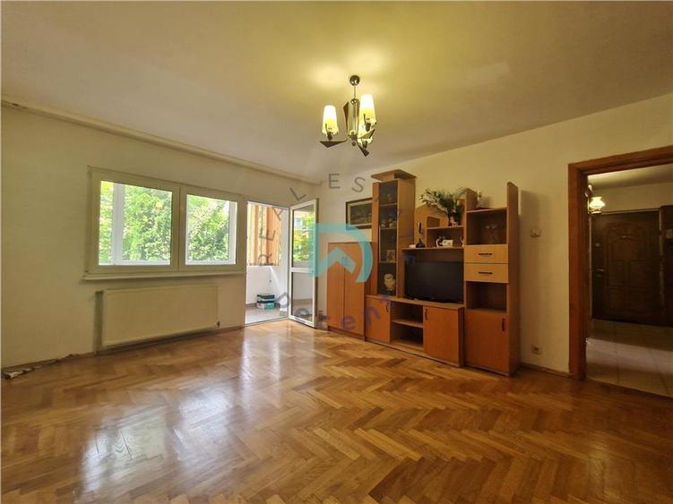 Apartament cu 4 camere decomandat în Noua
