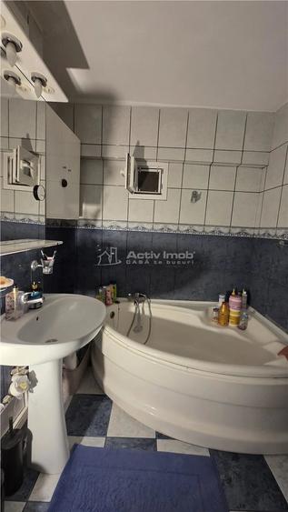 Apartament cu 4 camere decomandat în Sărari