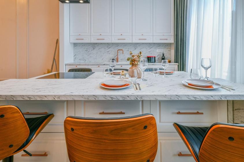 Apartament cu 3 camere semidecomandat, mobilat în Central