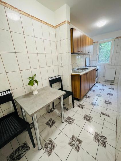Apartament cu 3 camere semidecomandat, mobilat în Tei