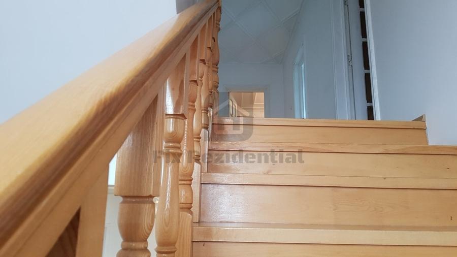 Casă individuală cu 9 camere cu Canalizare în Central