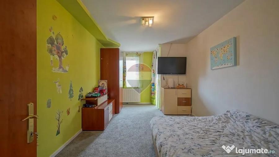 Casă cu 7 camere cu Teren 300 Mp în Central