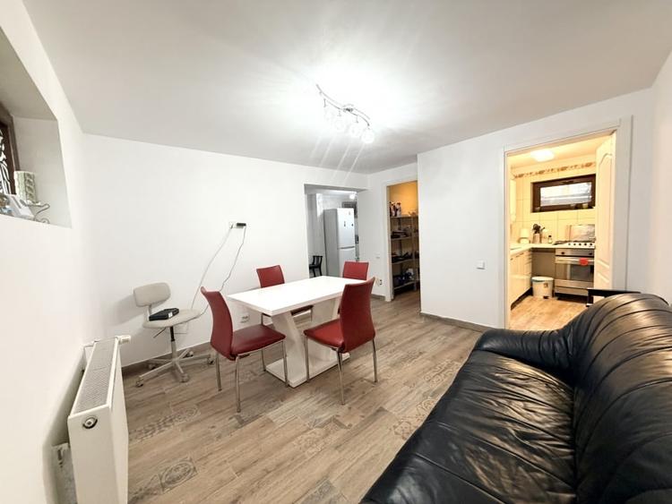 Apartament cu 4 camere semidecomandat, mobilat în P-ța Victoriei