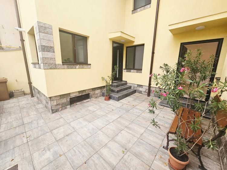 Casă individuală cu 6 camere cu Canalizare în Central