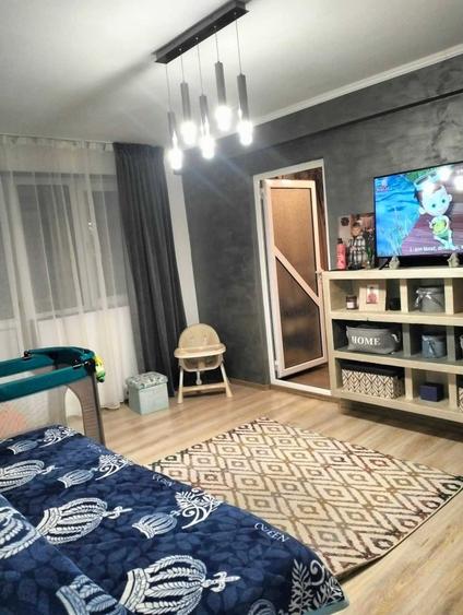 Apartament cu 3 camere semidecomandat în Nămoloasa