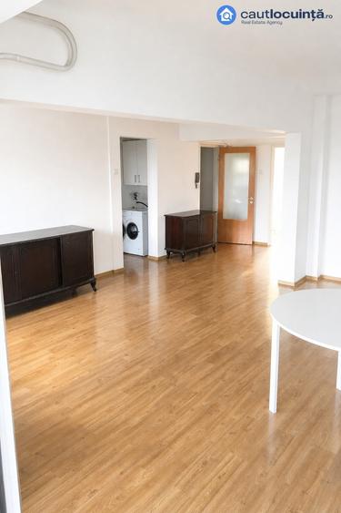 Apartament cu 3 camere în Tei