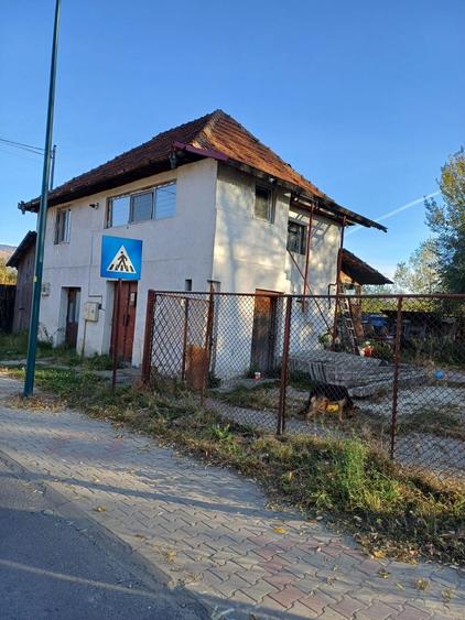 Casă cu 2 camere cu Teren 1000 Mp în Central