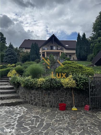 Casă cu 7 camere cu Teren 1800 Mp în Săsar