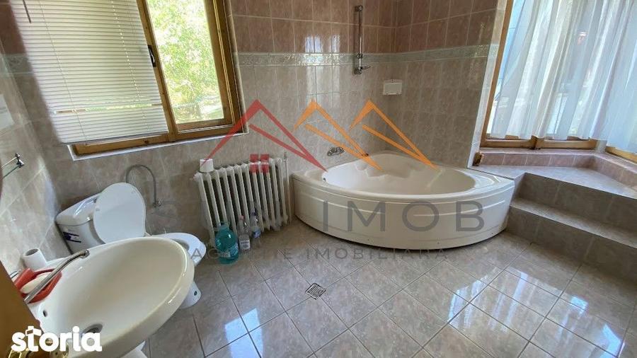 Vila de vanzare, teren 3100 mp, 7 camere, 6 grupuri sanitare, 3 CT, an - 2