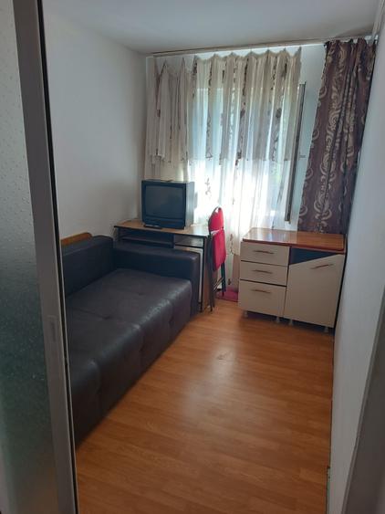Apartament cu 3 camere semidecomandat în Palazu Mare