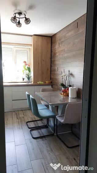 Apartament 3 camere, Vedere panoramica spre Mun?ii Macin si Podul peste Dunare - 12