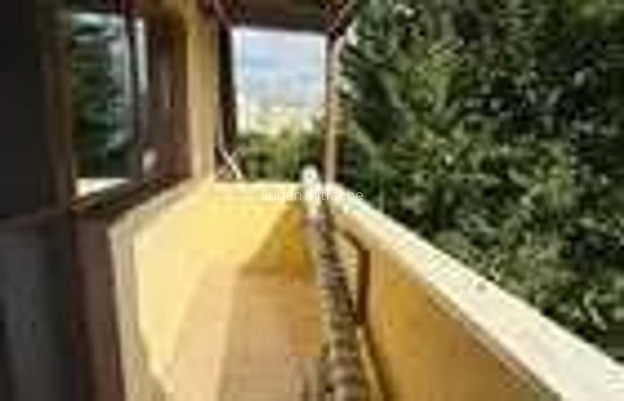 Apartament decomandat cu 3 camere, situat la etajul 5 din 5 Apartament decomandat cu 3 camere, situat la etajul 5 din 5