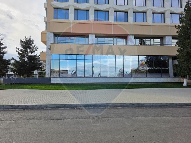 Spatiu comercial de inchiriat in zona centrala a mun Onesti - 11