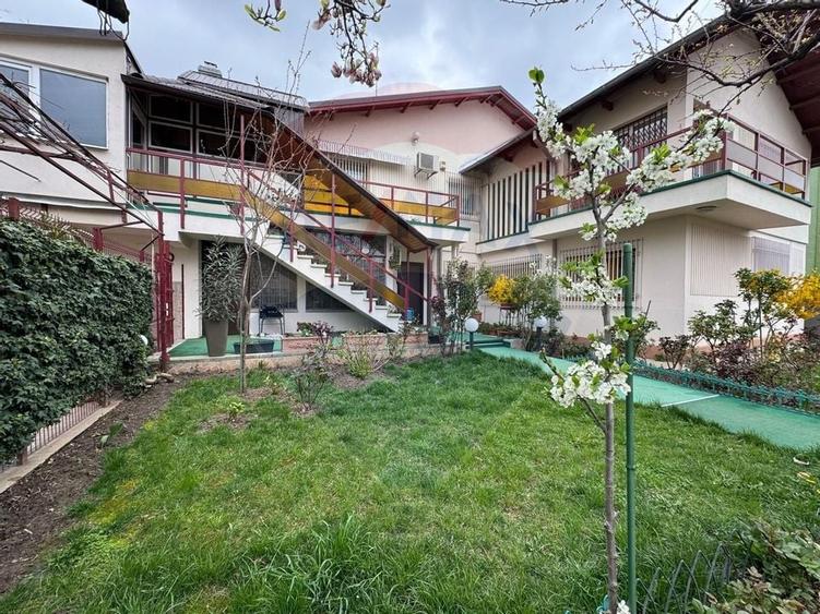 Casă / Vilă cu 8 camere de vânzare în zona Industriilor/Republica - 1