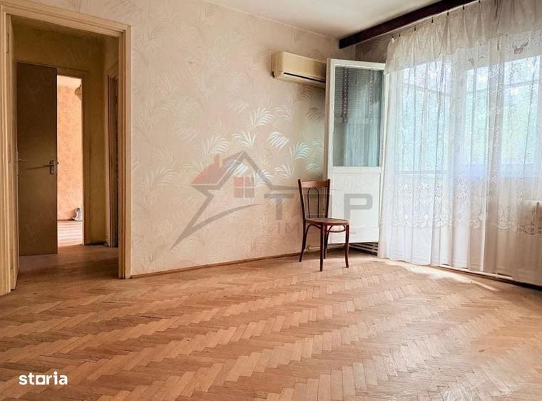 Apartament cu 3 camere semidecomandat în Podu Roș