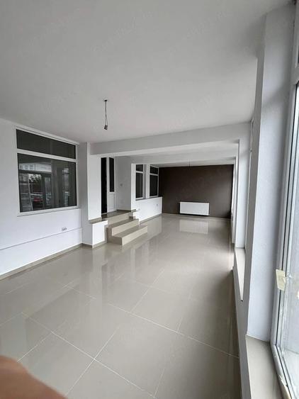 Apartament cu 5 camere nedecomandat în Pianu