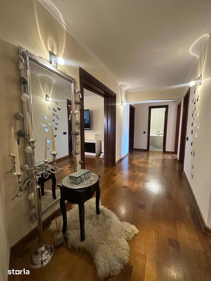 Apartament cu 5 camere decomandat în Soarelui