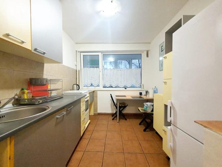 Apartament cu 3 camere nedecomandat, mobilat în Baba Novac