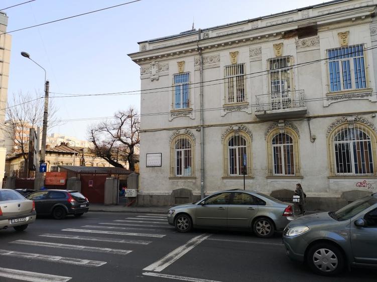 Dacia Bd., la trecerea de pietoni, pe colt, langa Statia de Salvare Bucuresti - 7