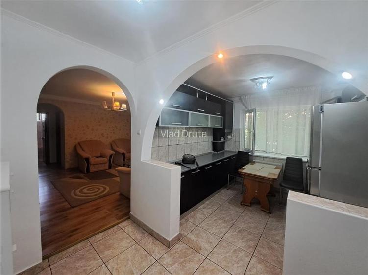 Apartament cu 3 camere decomandat în Central Apartament cu 3 camere decomandat în Central