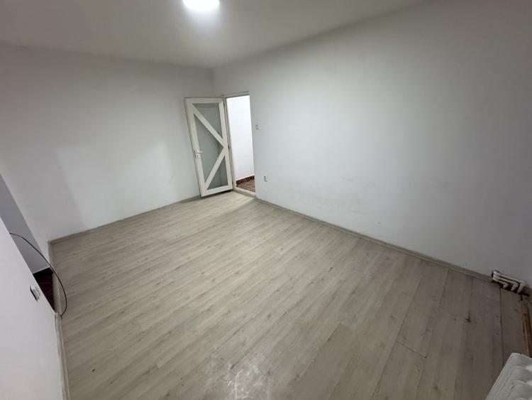 Apartament cu 3 camere semidecomandat, mobilat în Beclean