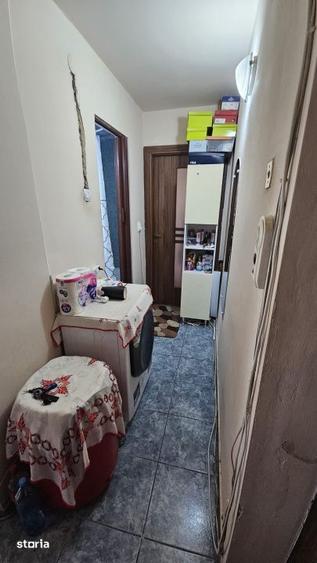 Apartament cu 3 camere semidecomandat, mobilat în Valea Rosie