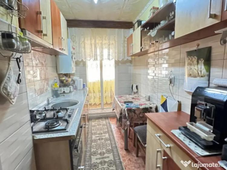 Apartament de vanzare 2 camere decomandat, zona Centrala Sac - 1