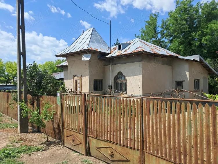 Casă cu 5 camere cu Teren 2636 Mp în Gherghița