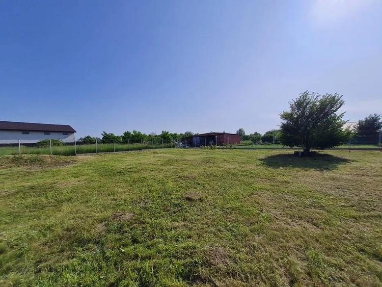 Valea Ursului langa padure TEREN  912mp  lot pentru  casa intravilan imprejmuit - 1