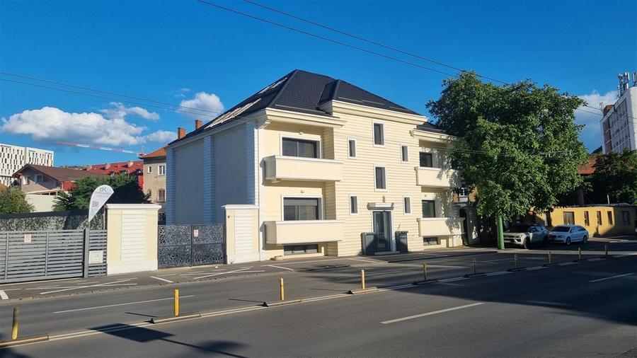 Casă individuală cu 11 camere cu Canalizare în Centrul Civic