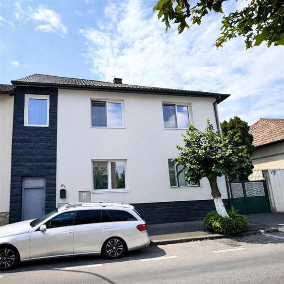 Casa in apreciabil potential,cu terase, curte,gradina echipata,2 pivnite,Str. Ro - 7