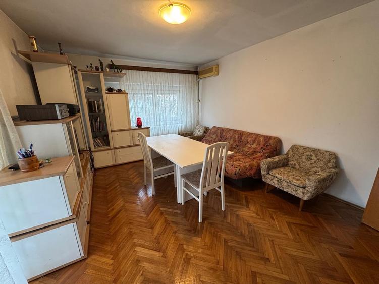 Vanzare apartament trei camere imobil solid Piata Ion Mihalache metrou - 2