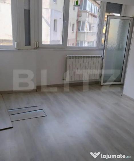 Apartament cu 4 camere semidecomandat în Central