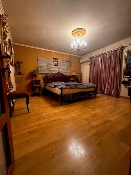 Casă cu 6 camere cu Teren 1576 Mp în Băneasa