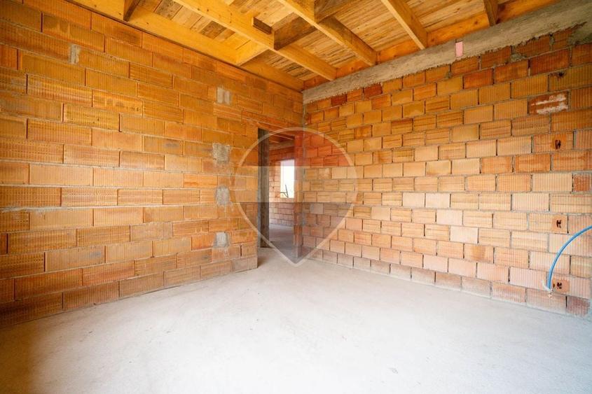 Casă individuală cu 4 camere cu Teren 450 Mp în Est