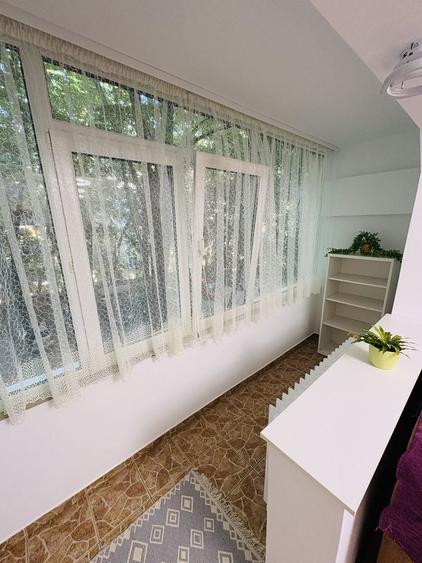 Apartament cu 3 camere semidecomandat în Berceni