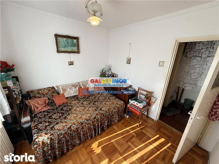 Apartament cu 3 camere semidecomandat, mobilat în Vest