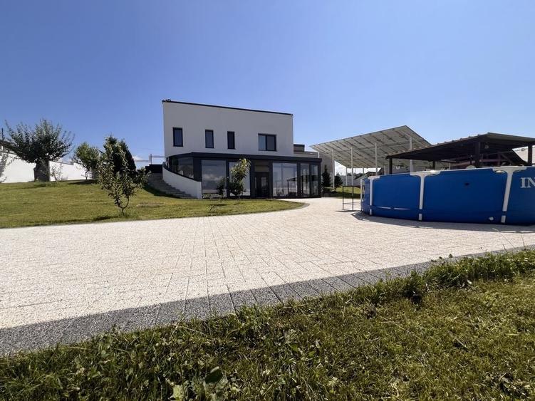 Casă cu 4 camere în Plaiul Vulcanești