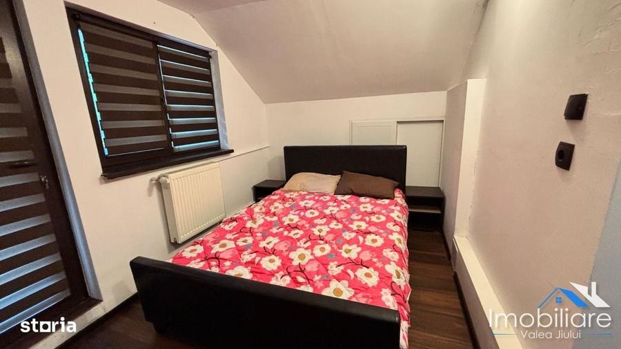 Casă cu 4 camere decomandat în Petros