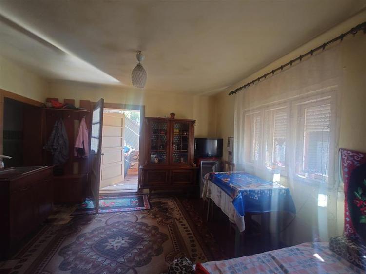 Casă individuală cu 5 camere cu Canalizare în Crișcior