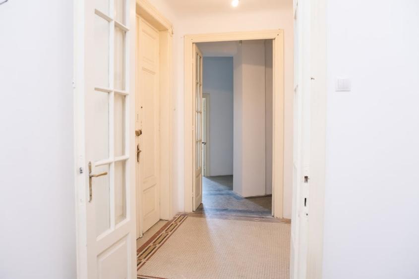 Apartament cu 3 camere circular în P-ța Unirii