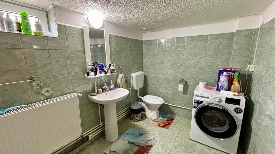 Casă individuală cu 9 camere cu Canalizare în Brătășanca
