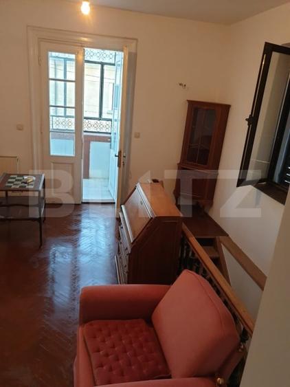 Casă individuală cu 11 camere cu Canalizare în Central
