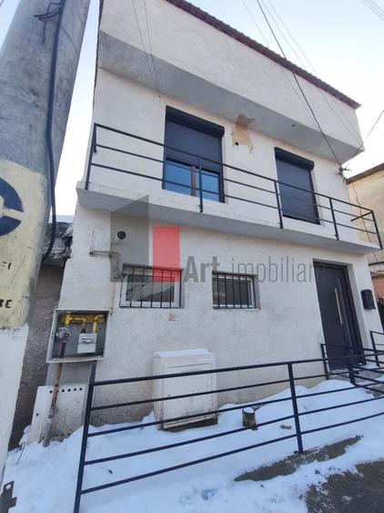Casă individuală cu 4 camere cu Canalizare în Giulești