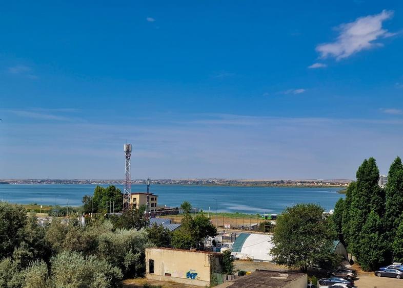 Ap de 4 cam de vanzare, Statiunea Mamaia, vedere la mare si lac, 150m de plaja. - 1