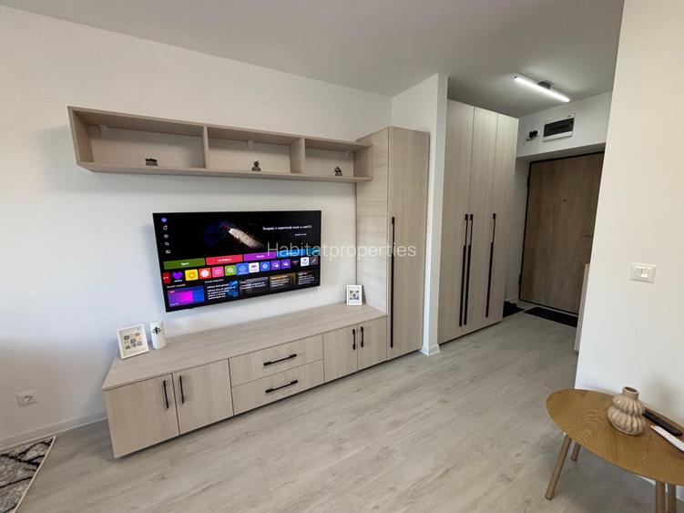 Garsoniera superba prima utilizare, Hils Republica langa Hala Laminor