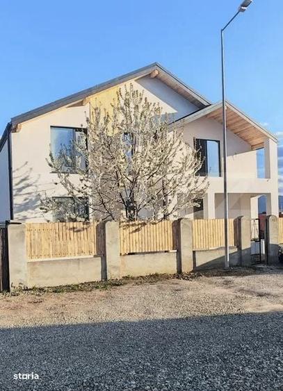 Casă cu 4 camere în Sânpetru