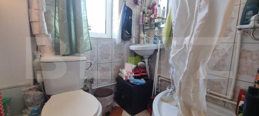 Garsoniera cu baie si geam mare  - scara foarte ingrijita - 8