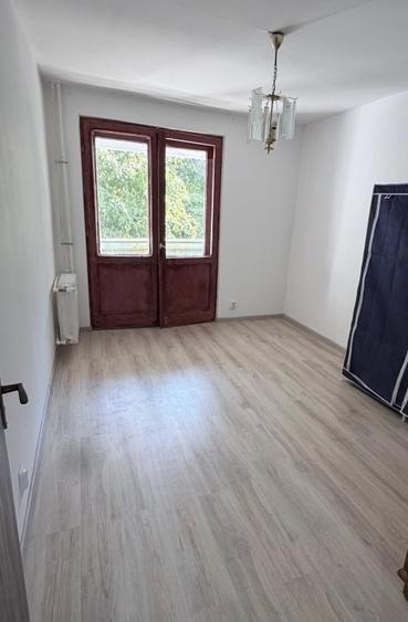 Apartament cu 3 camere semidecomandat în Gorjului