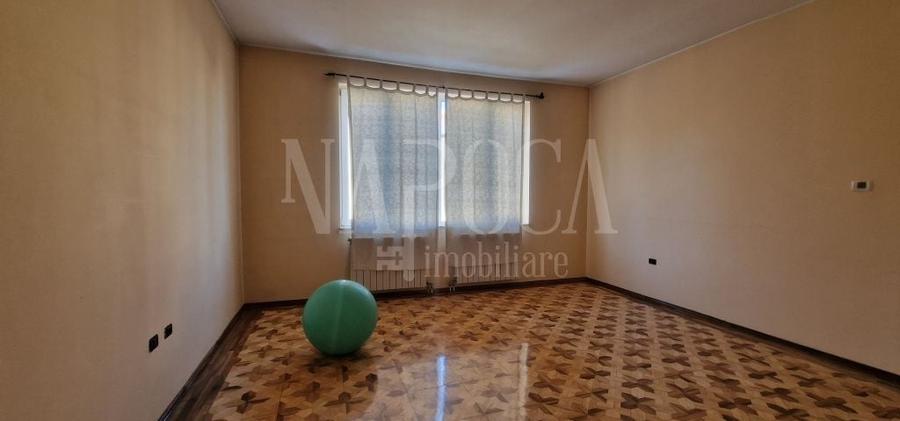 Casă individuală cu 7 camere cu Canalizare în Central